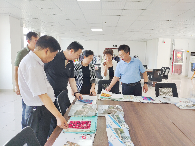 河南省工信廳副廳長(zhǎng)常繼紅，河南省服裝協(xié)會(huì)常務(wù)會(huì)長(zhǎng)袁建龍等多位領(lǐng)導(dǎo)一行蒞臨飛鷺參觀(guān)調(diào)研